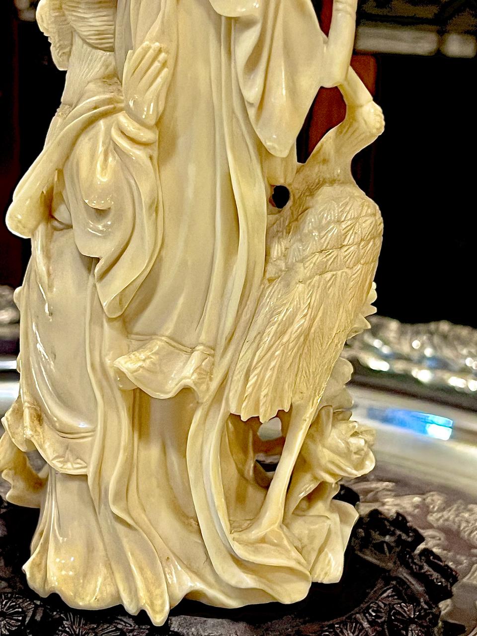 TALLA EN MARFIL DAMA CON NIÑA, FLORES Y GARZA - Image 5