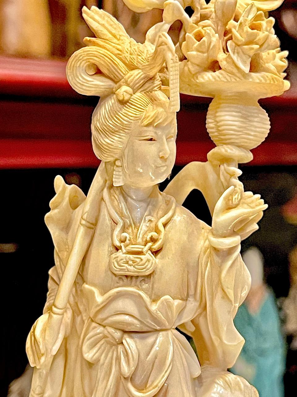 TALLA EN MARFIL DAMA CON NIÑA, FLORES Y GARZA - Image 3