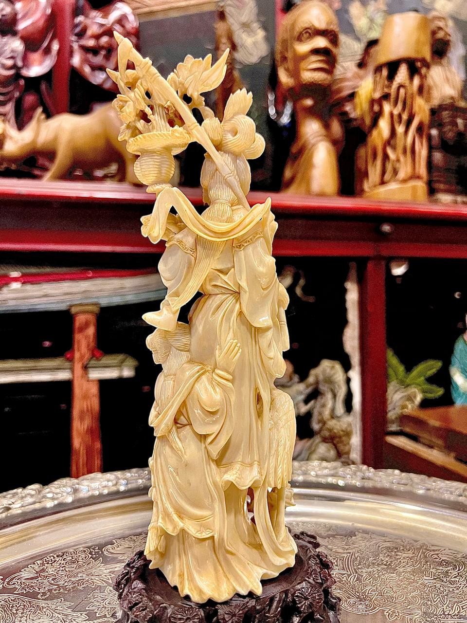 TALLA EN MARFIL DAMA CON NIÑA, FLORES Y GARZA - Image 4