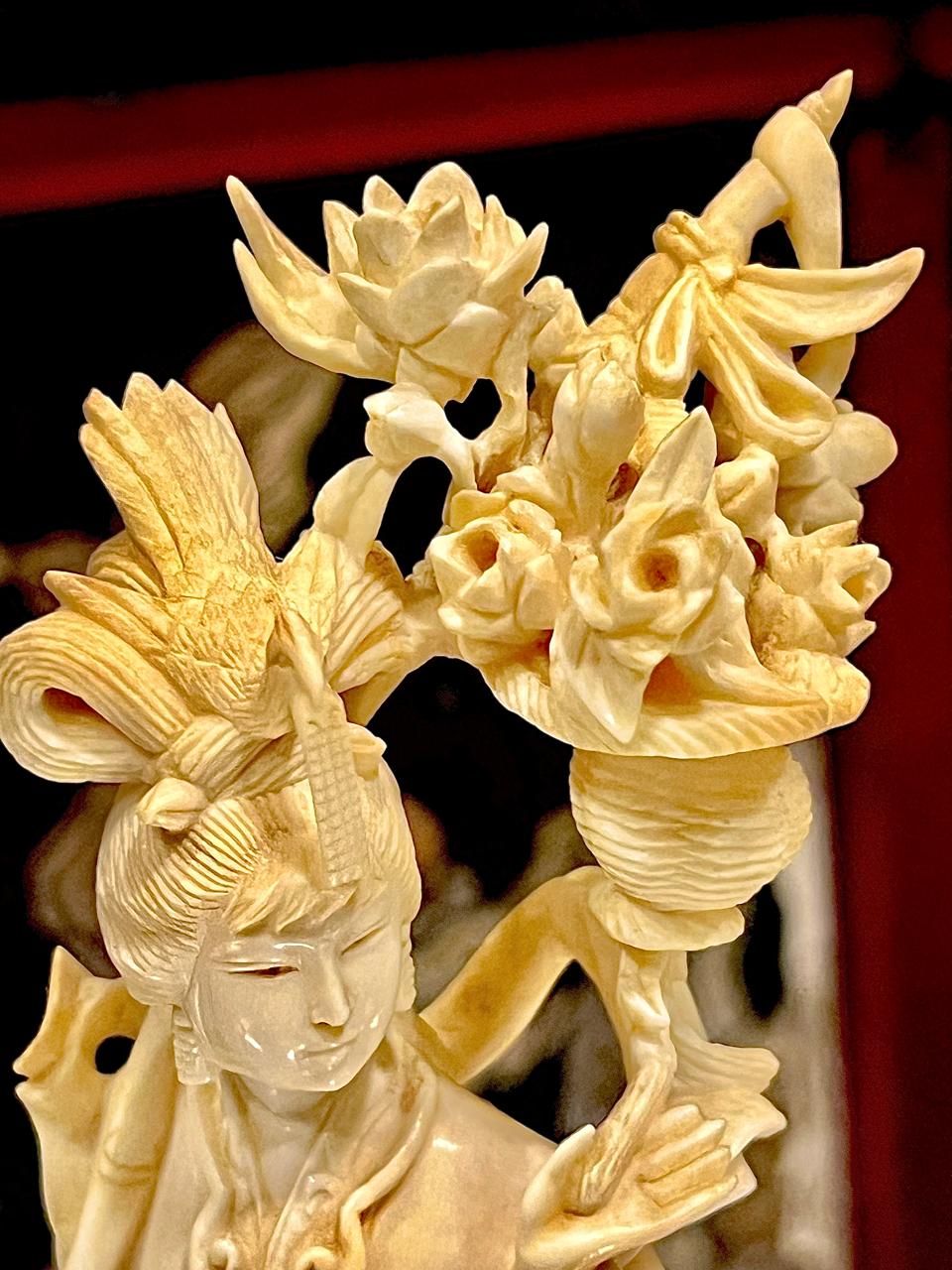 TALLA EN MARFIL DAMA CON NIÑA, FLORES Y GARZA - Image 2