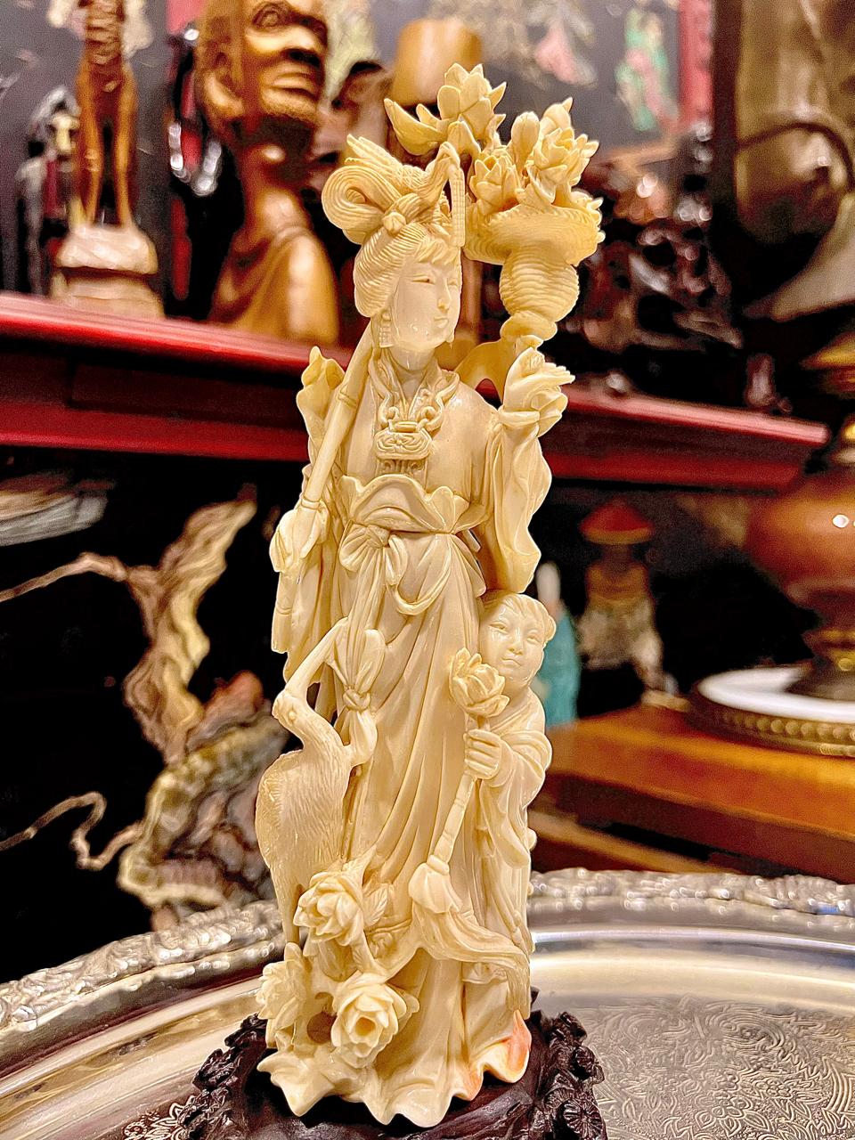 TALLA EN MARFIL DAMA CON NIÑA, FLORES Y GARZA