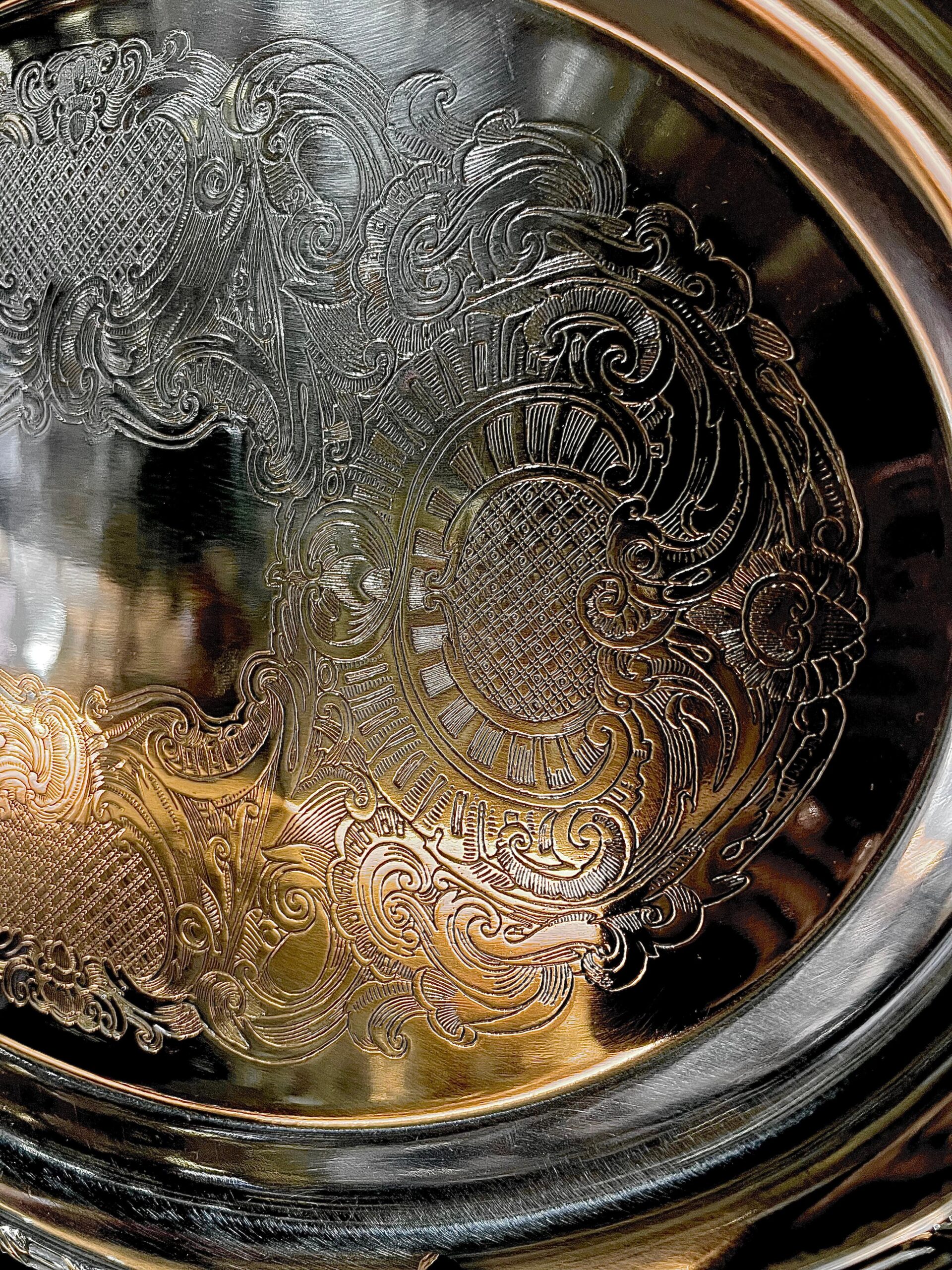 GRAN BANDEJA ANTIGUA LABRADA CON BAÑO DE PLATA - Image 2