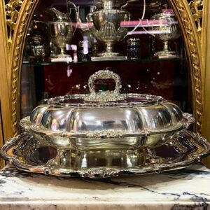 FUENTE CON TAPA Y BANDEJA PLATEADA