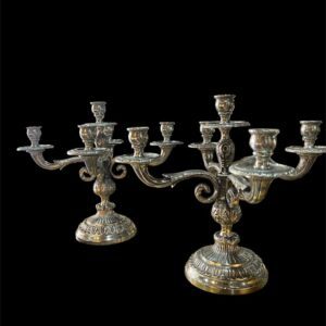 PAR CANDELABROS PLATEADOS ESTILO BARROCO