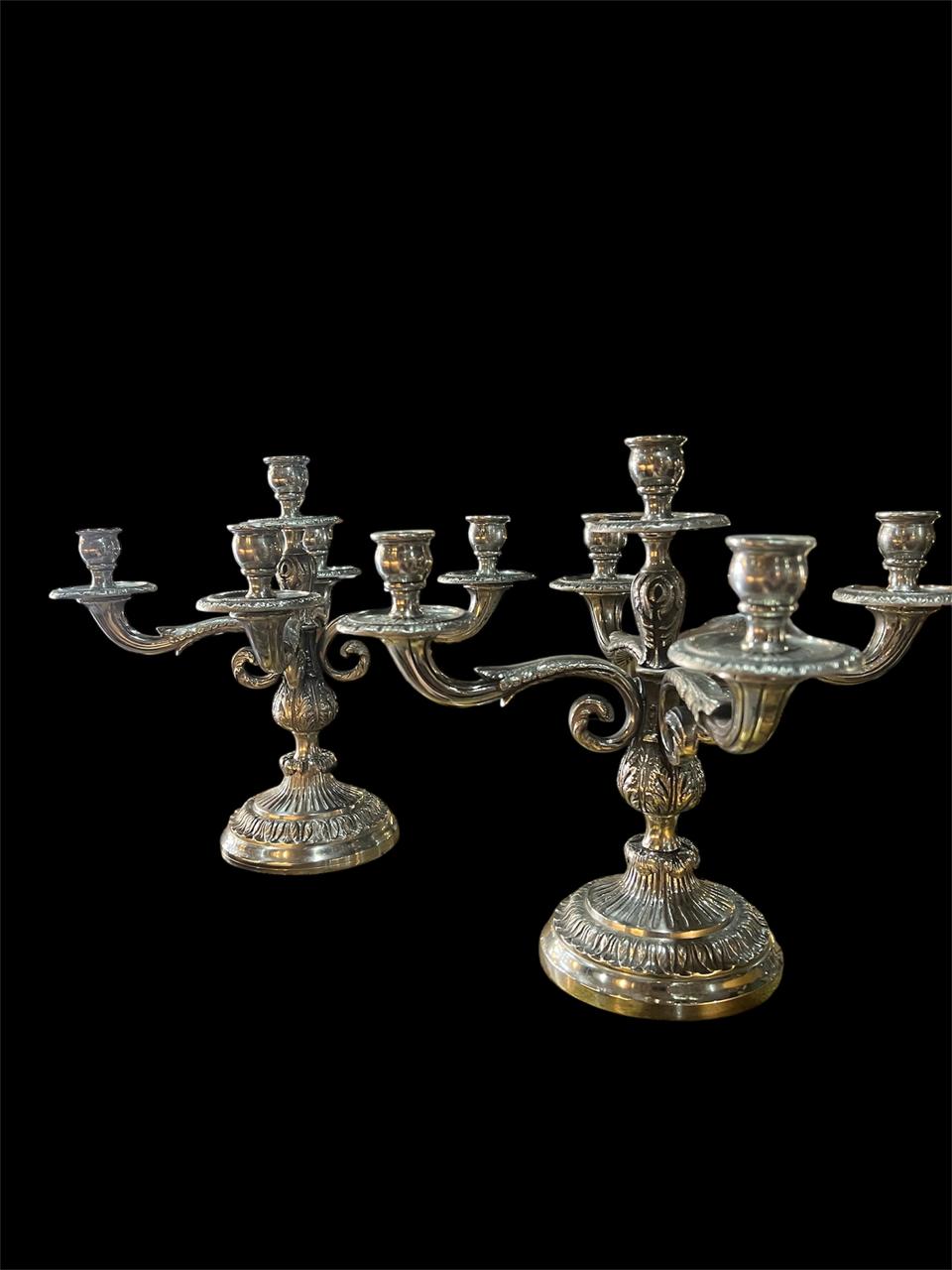 PAR CANDELABROS PLATEADOS ESTILO BARROCO