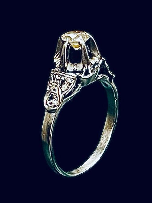 ANILLO SOLITARIO DE PLATINO Y BRILLANTES ESTILO ART DECO