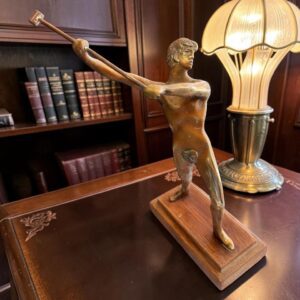 FIGURA EN BRONCE CON MAZO