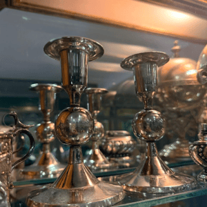 PAR DE CANDELABROS PLATEADOS ART DECO