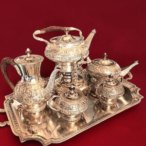 SUBLIME JUEGO DE TE Y CAFE CON SAMOVAR PLATEADO.