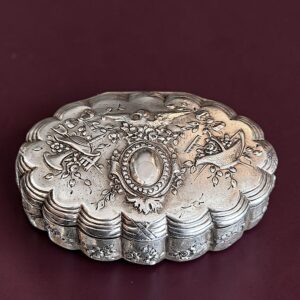 PASTILLERO ANTIGUA DE PLATA REPUJADA